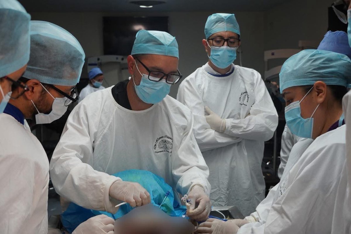 🩺 En el #LVIIICNN2025 se realizó el 1er Workshop Hands-on en modelos anatómicos humanos en la UANL.
Médicos de todo México practicaron técnicas de implantación de catéteres de diálisis Joline bajo la dirección del Dr. Bernardo Moguel-González y su equipo. 👨‍⚕️✨