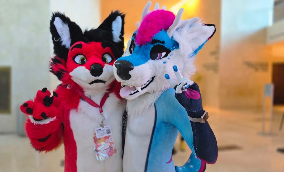 I couldn’t decide which photo to use for FursuitFriday so I just decided to use all 3. It was so nice to meet all these adorable floofs 

<a href="/brotherboofer/">Boof 🐻</a> 
<a href="/RalphDaDox/">Ralph Da Dox 🏳️‍🌈</a> 
<a href="/thenitrousfox/">Nitrous Fox ΘΔ</a> 

#furries #FursuitsFriday #furry #furryfandom #fursuit