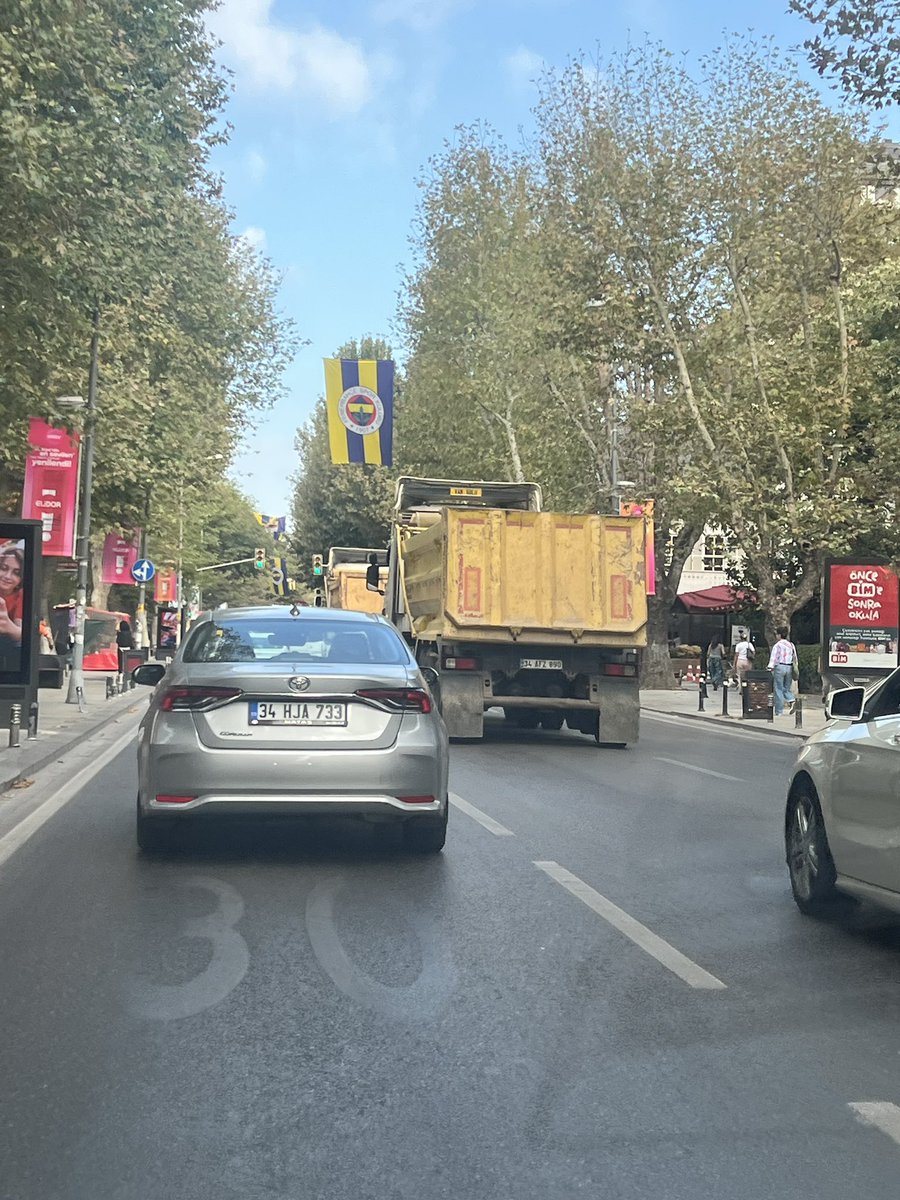yldrmhknnn's tweet photo. @IBBcozummerkezi @4444154 @istanbulbld @TC_istanbul  Neden yogun saatlerde sahilyolu ve bagdat caddesinde harfiyat kamyonlarina izin verilir ki? https://t.co/kgiy9Ufn0C