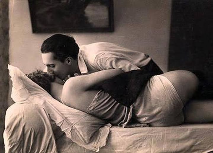 Sei la curva magica del torpore, strappi candidi baci nel fulmine del momento...