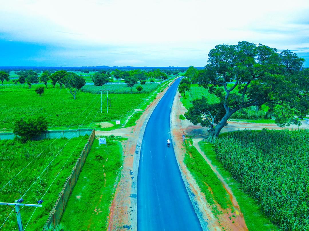 thekadunatimes's tweet image. 🚧 The Saya-Saya to Pala Road is getting a glow-up!
Asphalt is rolling out smoothly — soon your car won’t need to do gymnastics just to pass. 🚙🤸
From farmers to traders, everyone is about to enjoy the smooth ride. 🌍✨

#TheKadunaTimes #KadunaDevelopment #KadunaVibes