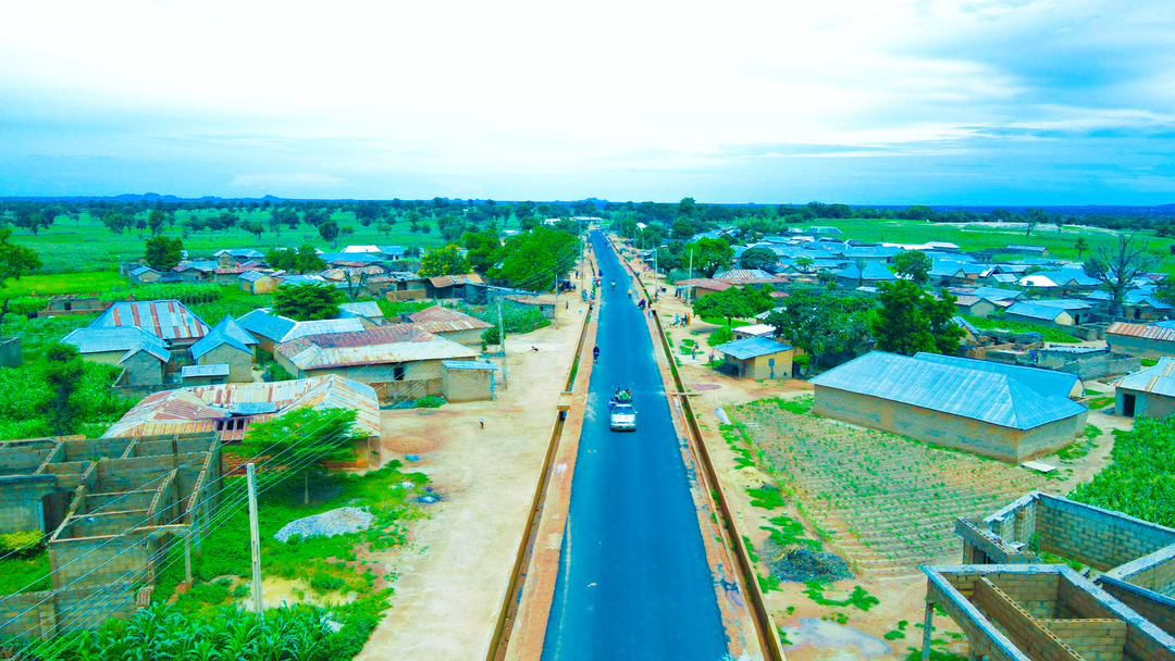 thekadunatimes's tweet image. 🚧 The Saya-Saya to Pala Road is getting a glow-up!
Asphalt is rolling out smoothly — soon your car won’t need to do gymnastics just to pass. 🚙🤸
From farmers to traders, everyone is about to enjoy the smooth ride. 🌍✨

#TheKadunaTimes #KadunaDevelopment #KadunaVibes