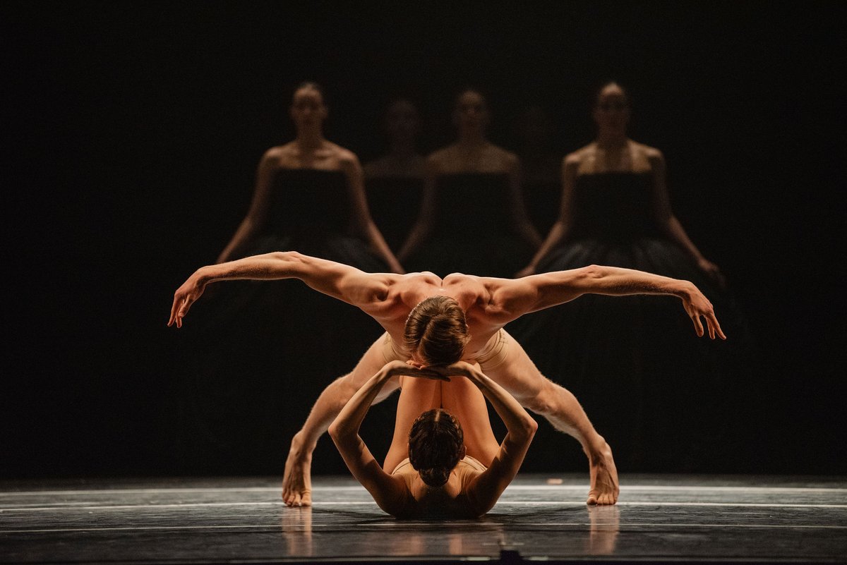 Jiří Kylián's iconic 'Petite Mort' returns Halloween weekend as part of Fall Works: Whispers, Echoes, Voices. Kylián's choreography is mesmerizing, captivating and playful all at once!

Oct 30 - Nov 1 @ Knight Theater.
charlotteballet.org/whispers-echoe…
📷Taylor Jones