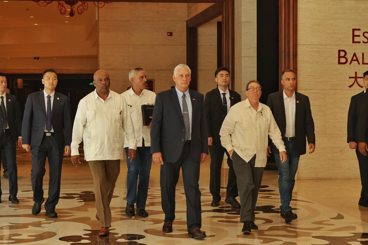 El presidente <a href="/DiazCanelB/">Miguel Díaz-Canel Bermúdez</a> se reunió hoy en Shenzhen con más de 70 empresarios chinos, algunos con larga data de presencia en #Cuba, otros con intención de establecerse o de ampliar su presencia en la Isla.
<a href="/PresidenciaCuba/">Presidencia Cuba 🇨🇺</a>