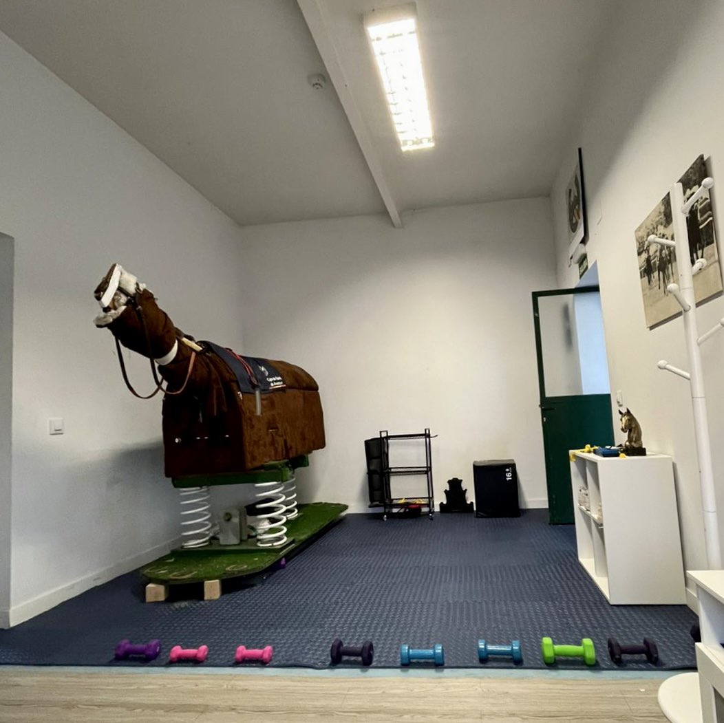 Aegri1955's tweet photo. 🏠🏇Hoy le habéis dado un buen empujón a la puesta a punto del nuevo local de AEGRI. 
👏Gracias, Claudia Banegas, @danideeusebio17, Iker Arizkorreta, @Sainz442Alvaro y @labordepablo y a todos los que habéis echado una mano durante los últimos meses. 
Esta es vuestra casa y pronto se convertirá en un lugar de encuentro, de aprendizaje y de intercambio. 
Estamos especialmente orgullosos de nuestros miembros más jóvenes, gracias por vuestra implicación y compromiso, pero sobre todo por ser tan grandes personas.
#AEGRI #Futuro #PuntoDeEncuentro #AmazonasyGentlemen #Amateurismo 
@HipodromoMadrid