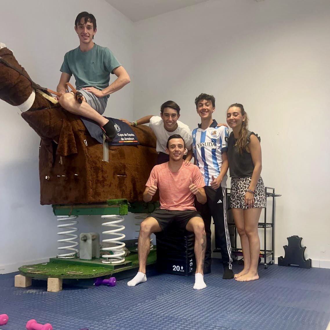 Aegri1955's tweet photo. 🏠🏇Hoy le habéis dado un buen empujón a la puesta a punto del nuevo local de AEGRI. 
👏Gracias, Claudia Banegas, @danideeusebio17, Iker Arizkorreta, @Sainz442Alvaro y @labordepablo y a todos los que habéis echado una mano durante los últimos meses. 
Esta es vuestra casa y pronto se convertirá en un lugar de encuentro, de aprendizaje y de intercambio. 
Estamos especialmente orgullosos de nuestros miembros más jóvenes, gracias por vuestra implicación y compromiso, pero sobre todo por ser tan grandes personas.
#AEGRI #Futuro #PuntoDeEncuentro #AmazonasyGentlemen #Amateurismo 
@HipodromoMadrid