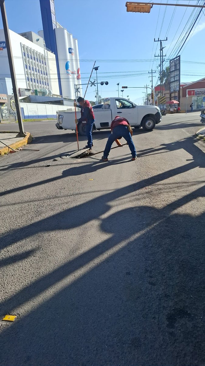 🛠️ Nuestro personal llevó a cabo la reparación de un brocal y la instalación de una nueva tapa de registro en calle Puebla esquina con Boulevard Forjadores, una de las vialidades más importantes de Santiago Momoxpan.

#CholulaFluye #TransformaciónHídrica
