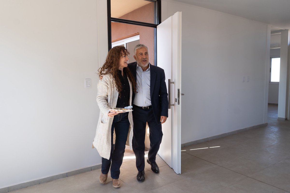 Hoy 122 familias de Guaymallén recibieron las llaves de su casa propia. Un logro que significa arraigo y genera la posibilidad de construir futuro. Mi felicitación a cada una de estos propietarios que hoy cumplen este sueño.

En Mendoza seguimos adelante con la construcción de