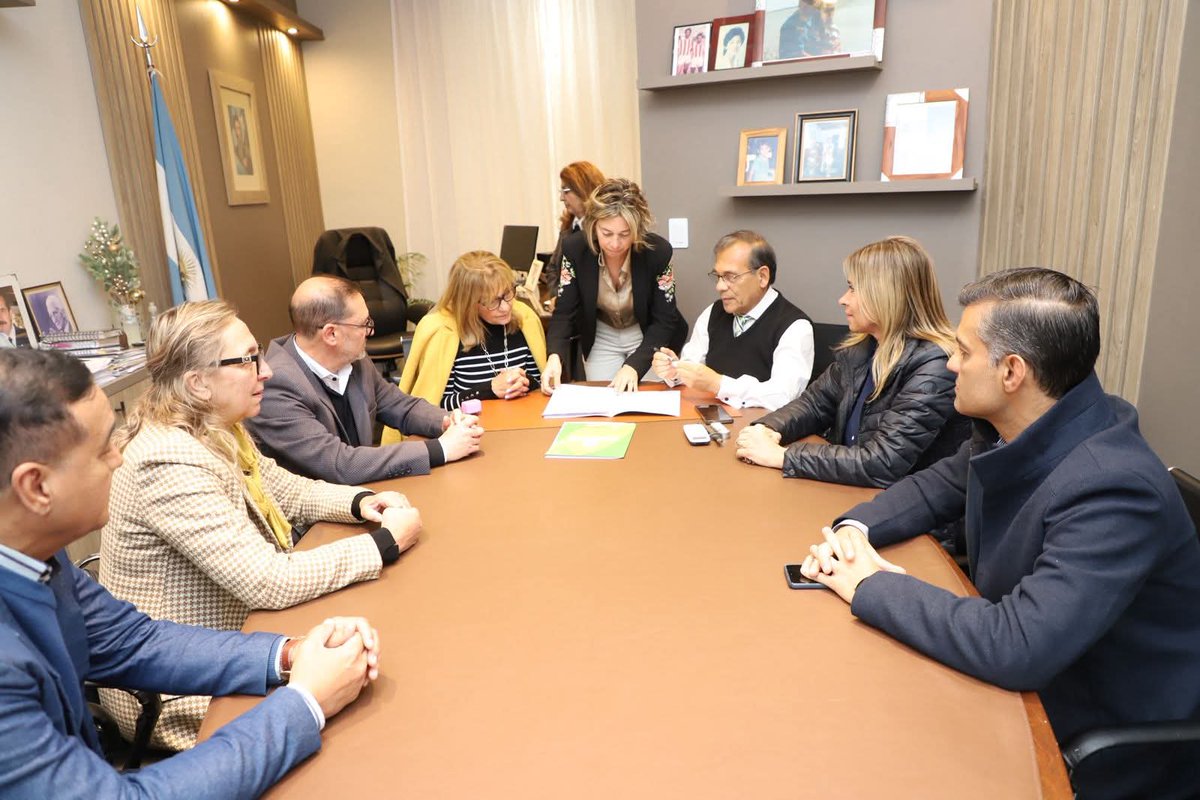 🏛️ La ministra <a href="/praxedesylopez/">Práxedes López</a> y el ministro Ricardo Cardozo firmaron convenios para fortalecer la formación de estudiantes de Enfermería en toda la provincia.
En #Ituzaingó, se habilitan prácticas en hospitales y CAPS para alumnos del ISFD.