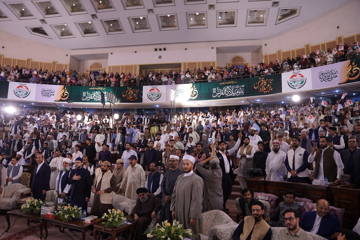 Shaykh-ul-Islam Dr. Muhammad Tahir-ul-Qadri participated online in the 42nd International Mawlid Conference organized by Minhaj-ul-Quran International at Aiwan-e-Iqbal. Upon his virtual arrival, the participants stood up and welcomed him with resounding slogans.

#ShaykhulIslam