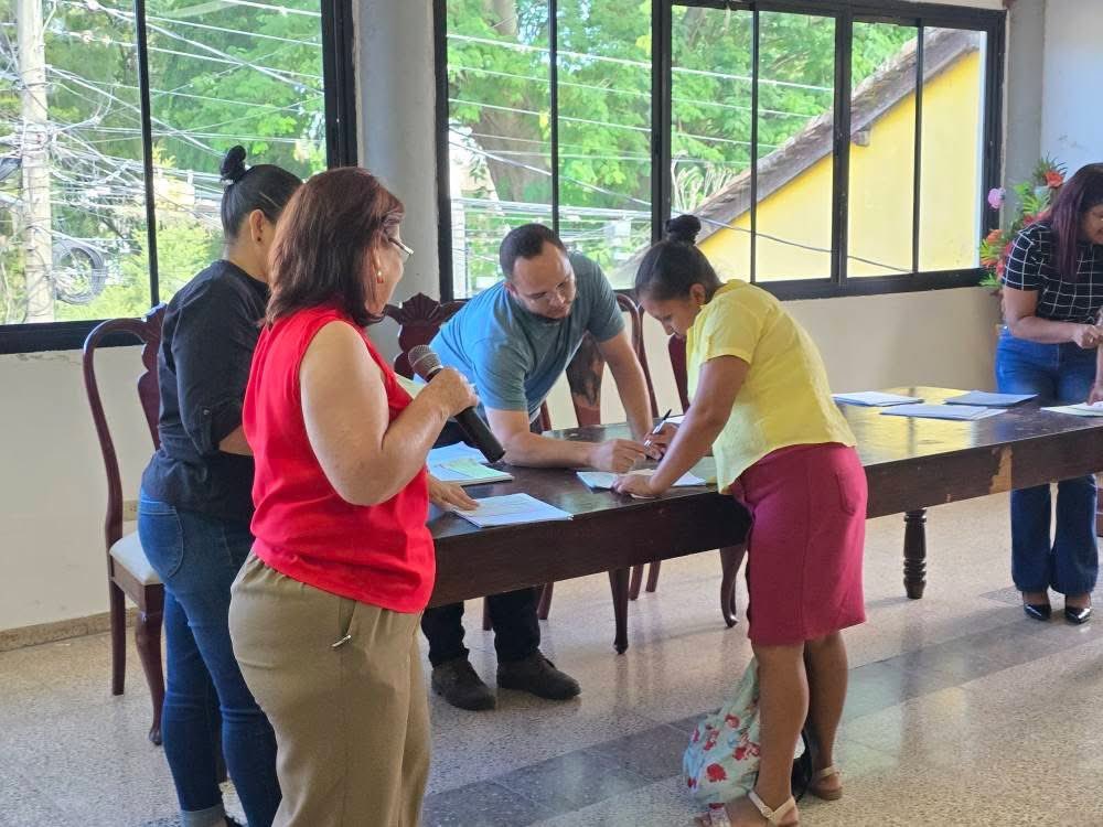 Cumplirle a nuestra gente de #siguatepeque siempre será una prioridad ✅ Entregamos los cheques de subvención del segundo trimestre, apoyando programas de salud y educación que marcan la diferencia en la vida de muchas familias 🤝🏻