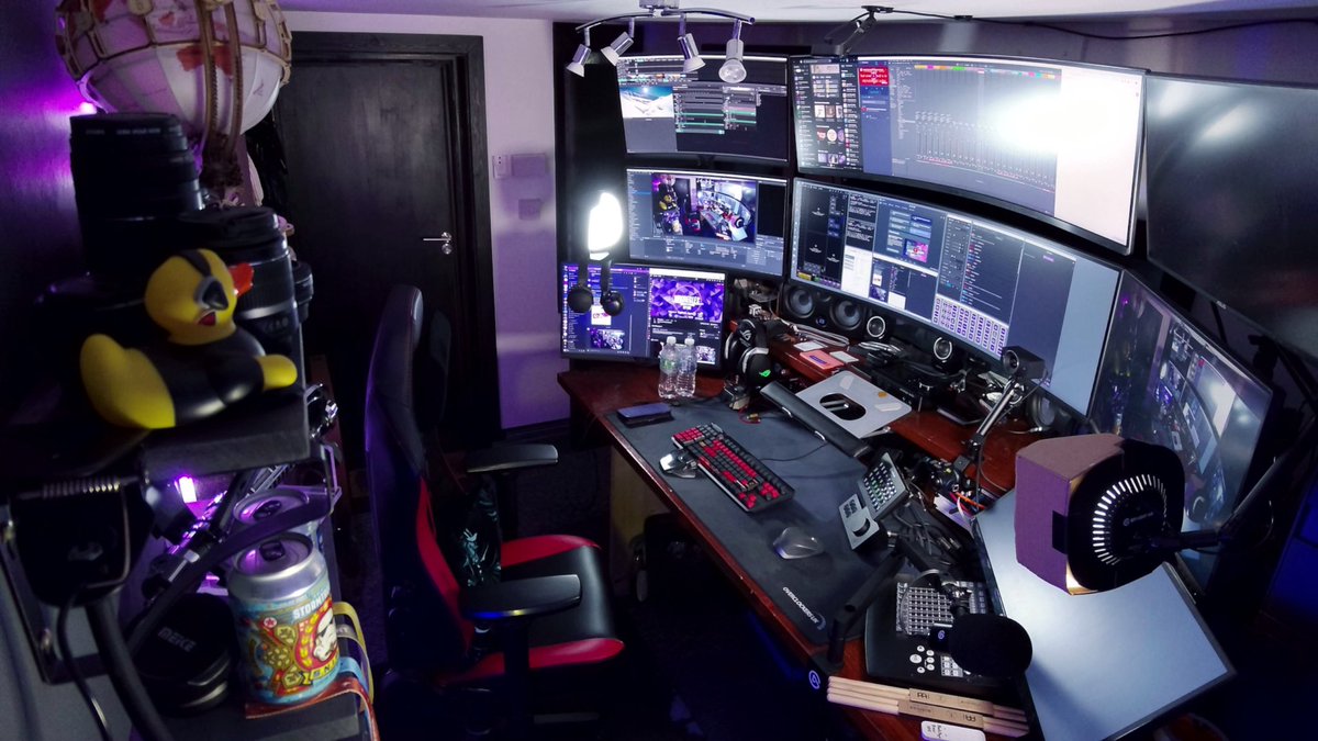 Mrgregles's tweet image. Hey @LinusTech I feel you missed out someone from your recent &quot;How Many Monitors is too many&quot; video...