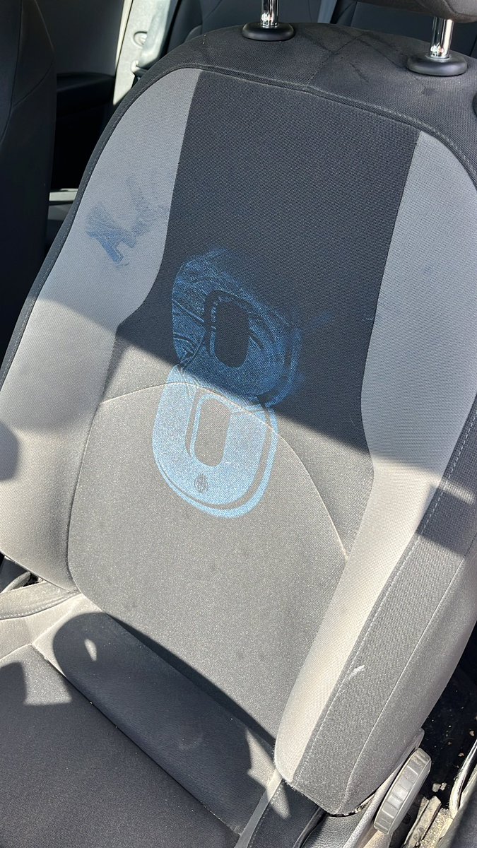 dgodoy_99's tweet photo. Cuando se te queda el dorsal de la camiseta enganchado al asiento del coche.

@VillarrealCF, era la de @19SCazorla. 🥹 https://t.co/V2AugYFawD
