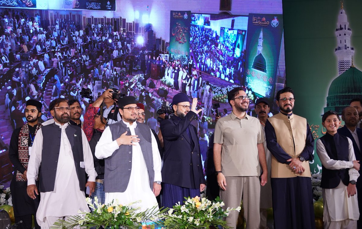 ShazMustafvi's tweet photo. ایوانِ اقبال لاہور میں 42ویں عالمی میلاد کانفرنس کا روح پرور آغاز!
محبتِ رسول ﷺ سے معمور قلوب، ایمان افروز ماحول۔
#MawlidWithHumanity
@TahirulQadri
@MQI_Official https://t.co/oQ6EmUSUUx