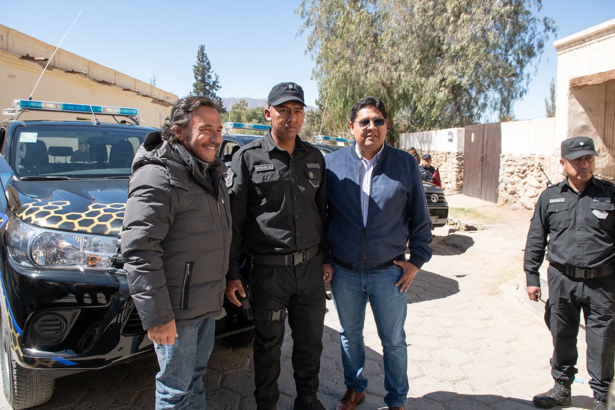 GustavoSaenzOK's tweet photo. Entregamos cuatro nuevos móviles policiales 0km para los Valles Calchaquíes, que se destinarán a Cachi, La Poma, Seclantás y Angastaco.

La seguridad de cada salteño es mi prioridad y por eso continuamos invirtiendo con una política de descentralización y federalización del servicio policial.