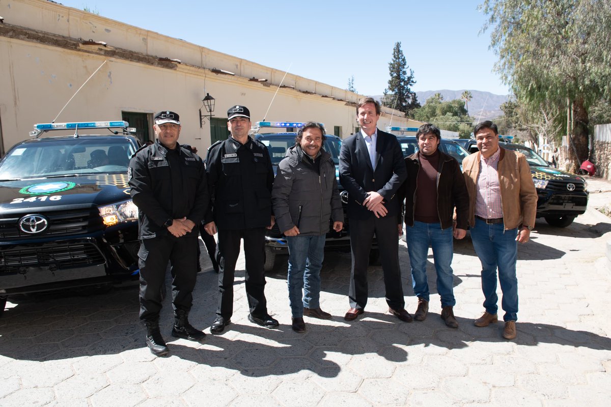 GustavoSaenzOK's tweet photo. Entregamos cuatro nuevos móviles policiales 0km para los Valles Calchaquíes, que se destinarán a Cachi, La Poma, Seclantás y Angastaco.

La seguridad de cada salteño es mi prioridad y por eso continuamos invirtiendo con una política de descentralización y federalización del servicio policial.