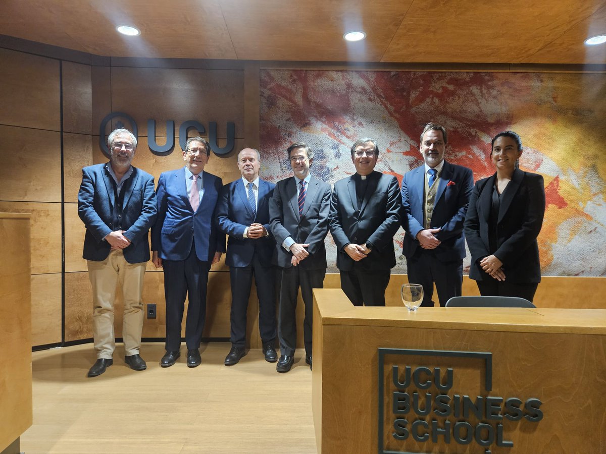 Gracias a la <a href="/UCUoficial/">Universidad Católica</a> por organizar la conferencia "El rol del Tribunal Constitucional de España" a cargo de los Magistrados Enrique Arnaldo Alcubilla (<a href="/Alcubilla_EJP/">Enrique Arnaldo</a>) y Juan Carlos Campo (<a href="/Jccampm/">Juan Carlos Campo</a>)
🇪🇸🤝🇺🇾