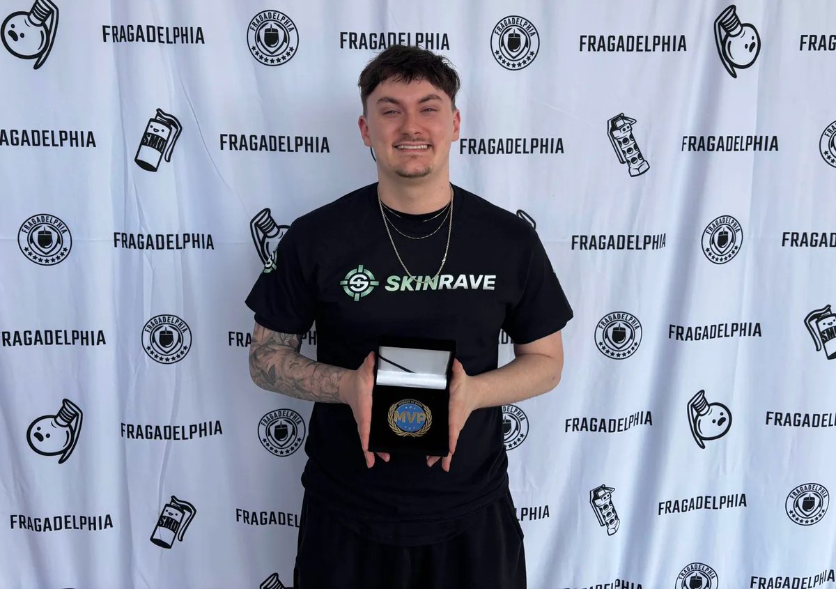 dust2us's tweet image. Congratulations to @1juniorcs on being named the MVP of the Dust2.us Eagle Masters Series 3 powered by 
@inuigaming.

We had the opportunity to present the medal to junior in person at Fragville where his new organization @SkinraveEsports is competing this weekend.