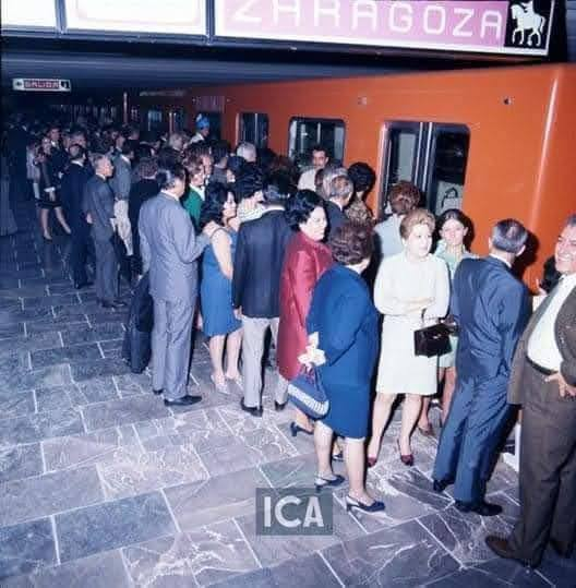Cuando abrieron el metro para los "recorridos de familiarización" en plena obra, la gente se formó en el andén para subir, como si fuera un camión, incluso al llegar algunos le hicieron la parada.

Una vez llenando el primer vagón, alguien dijo "ya no cabemos, no hay forma de