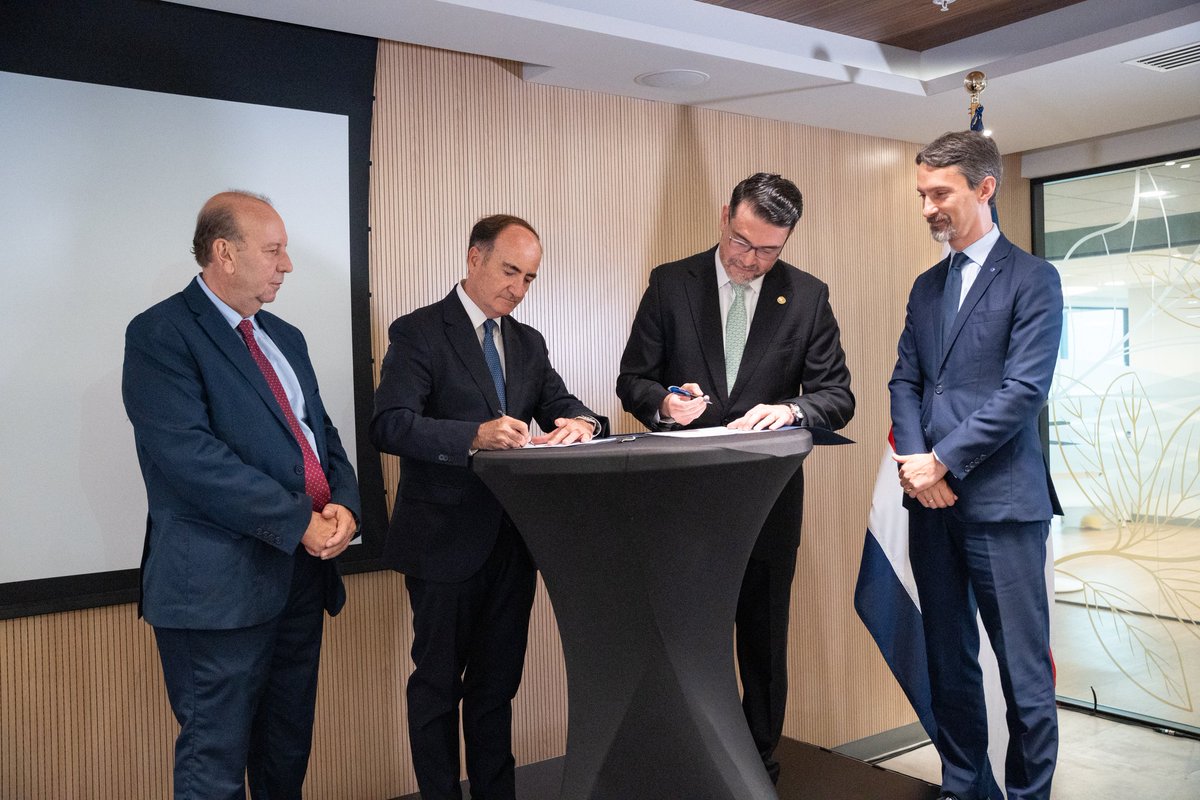 plouislempereur's tweet image. Hoy damos un paso clave en la facilitación comercial birregional: la UE, @sg_sieca y el @PuertoAlgeciras presentan la interoperabilidad digital entre la PDCC y el PCS del puerto español, puerta sur de Europa.
#ComercioDigital
#GlobalGateway