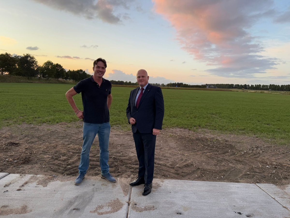 Heel ons land wordt één groot asielzoekerscentrum. Samen met Ko Vos bezocht ik de plek in Heinkenszand waar een opvanglocatie komt voor 100 "asielzoekers". Op steenworp afstand van nieuwbouwwijk Platepolder. Het is wachten op een tweede Lisa. Wij zeggen nee tegen een AZC!