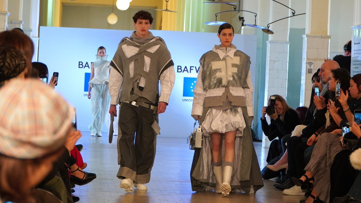 udepalermo's tweet photo. Europa inspira, Argentina diseña ✨
Estudiantes de Diseño de Moda UP presentaron en #Bafweek los diseños del proyecto “La Nueva Bauhaus Europea”, Cátedra Internacional Doria, que representan la identidad, cultura e historia de 21 países de @UEenARG 🇪🇺🇦🇷. https://t.co/uqOcxv8lQx