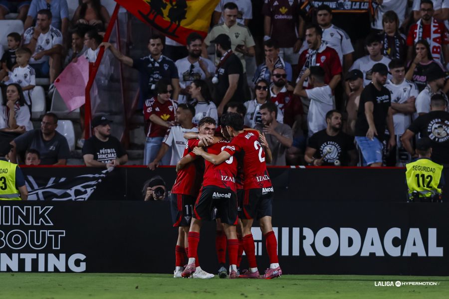 GradaBpro's tweet photo. Al @CDMirandes lo sueltas en un desierto con una botella de 50 ml de agua y al día siguiente te aparece con una plantilla nueva para disputarte un partido de fútbol.

Es increíble la capacidad que tiene este equipo de resurgir, y de competir. https://t.co/tgZhpyaoSD