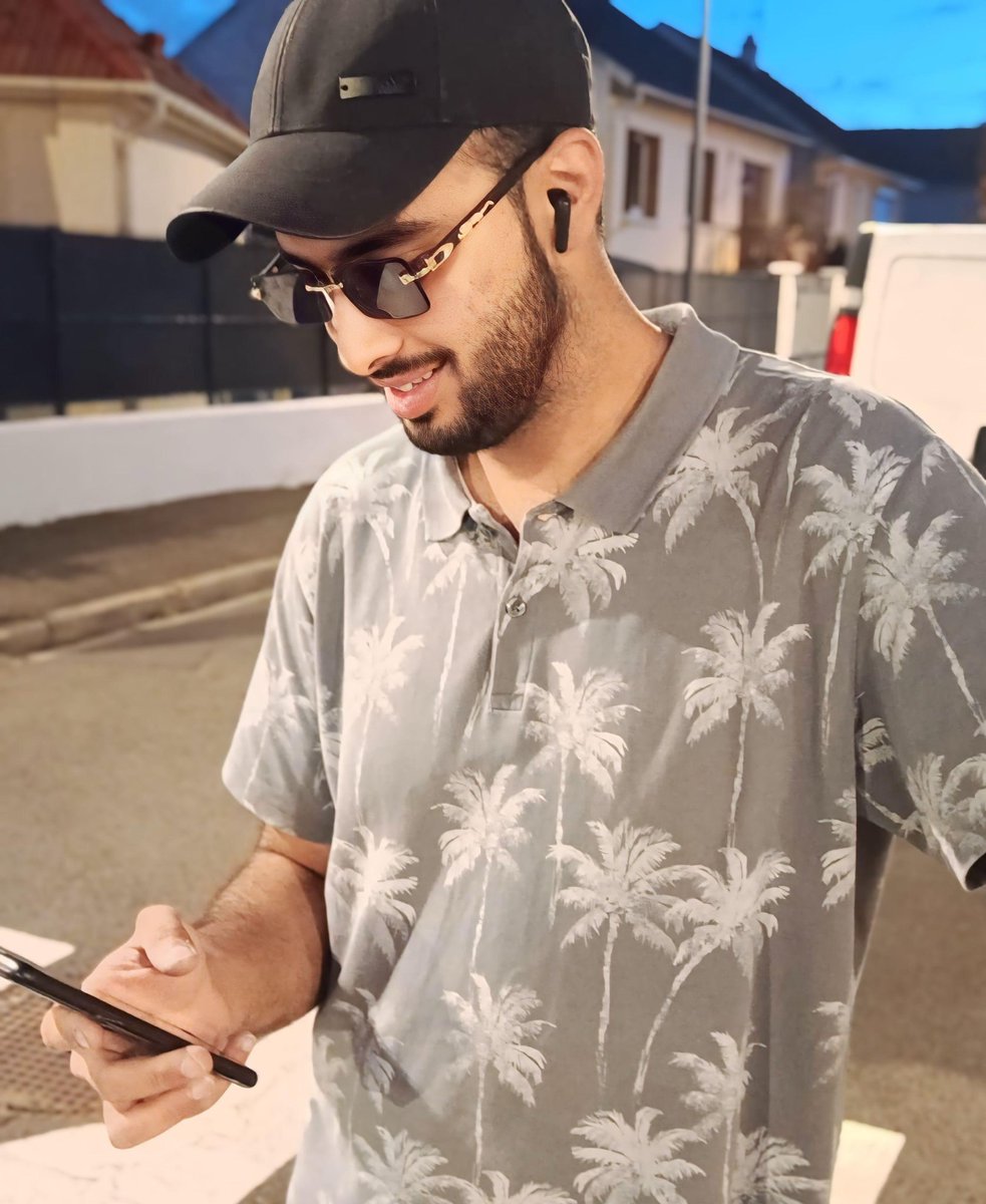 میں ہوں خان کا کھلاڑی
کرتا رہوں گا نظریہ عمران کا پرچار
آخری سانس تک !!

انشاللہ ✌🏻♥️