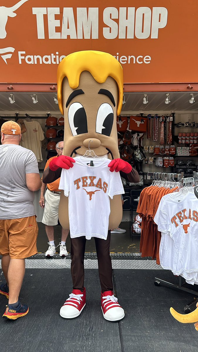 🧡🏈 Bevo’s back, the fans are loud, and Fletcher’s is here for another season! Cheer on the Longhorns and bite into tradition. You can grab Corny Dogs at Gate 25!  

#FletchersCornyDogs #TexasLonghorns