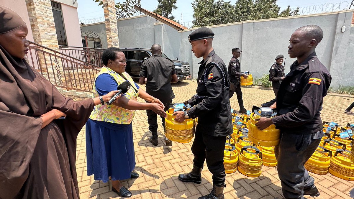 UBC STAR TV UGANDA (@startvuganda) on Twitter photo Gavumenti ng’eyita mu nteekateeka y’okukuuma obutonde egabidde BannaKampala Cylinder za Ggaasi ezisoba mu 100.
E nteekateeka eno ewomeddwamu omutwe Ssaabaminisita w’eggwanga Robinah Nabbanja.
#StarTvUpdates Gavumenti ng’eyita mu nteekateeka y’okukuuma obutonde egabidde BannaKampala Cylinder za Ggaasi ezisoba mu 100.
E nteekateeka eno ewomeddwamu omutwe Ssaabaminisita w’eggwanga Robinah Nabbanja.
#StarTvUpdates