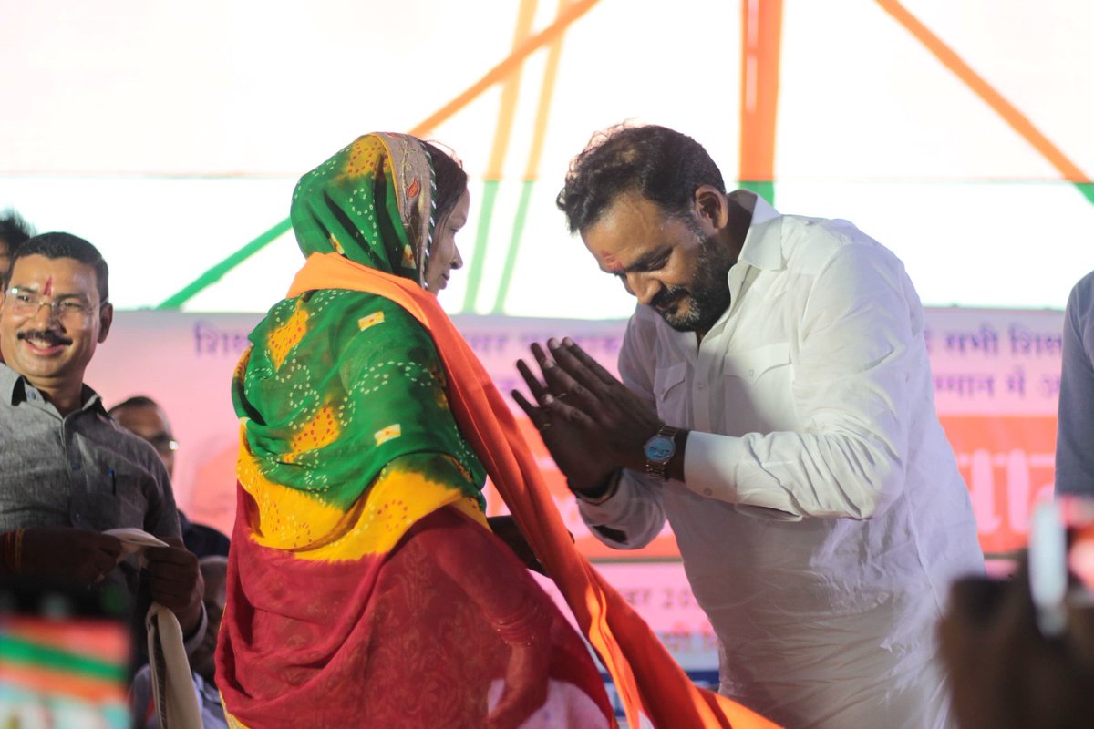 शिक्षक दिवस के अवसर पर एम.पी. निवास, फुलवरिया में ढाका एवं घोड़ासहन प्रखंड के सभी शिक्षकगण, टोला सेवक, तालीम मरकज़ तथा सेवानिवृत शिक्षकों के सम्मान में आयोजित “सम्मान समारोह” में शामिल होकर शिक्षकों को सम्मानित किया एवं सभा को संबोधित किया।
शिक्षक ही समाज के सच्चे मार्गदर्शक होते