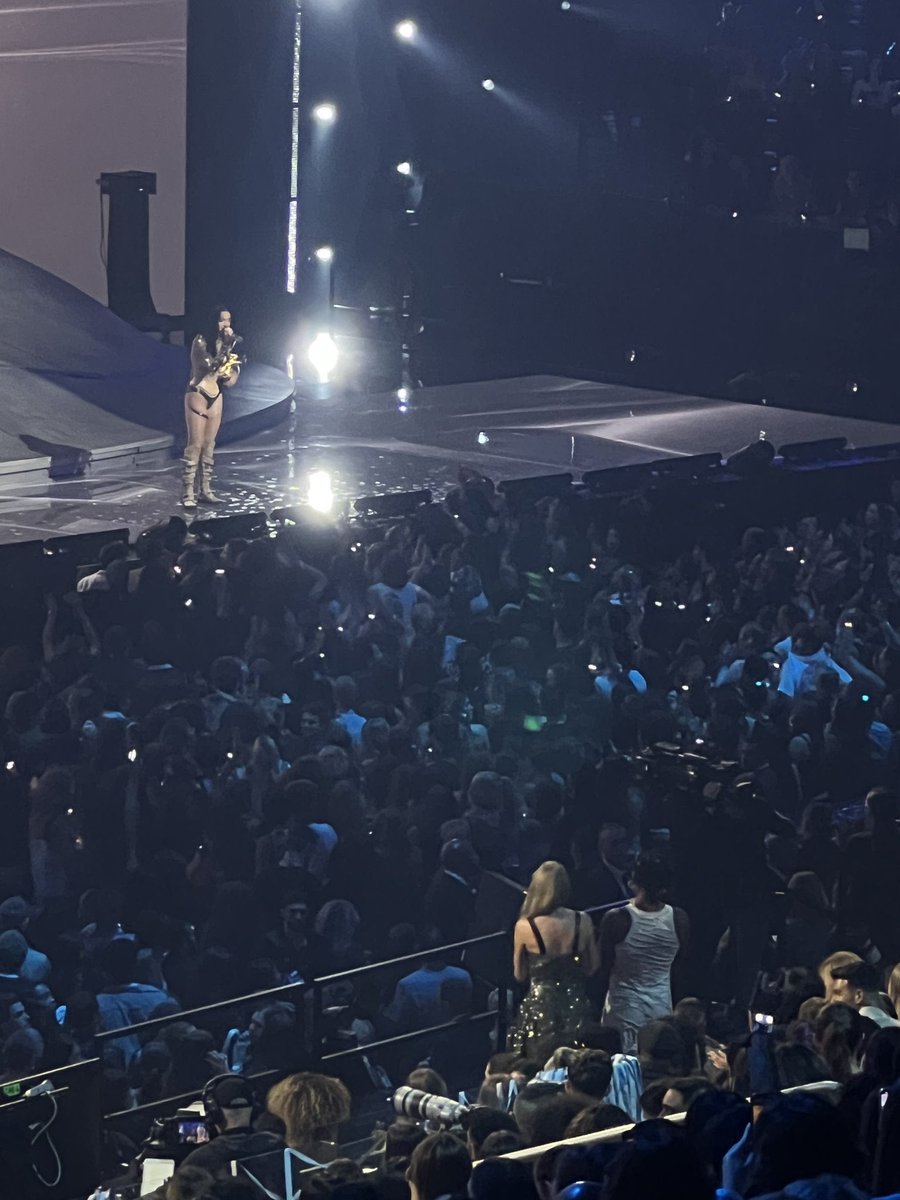 taylor swift's reaction to katy perry's performance at the 2024 VMAs

a thread 🧵: