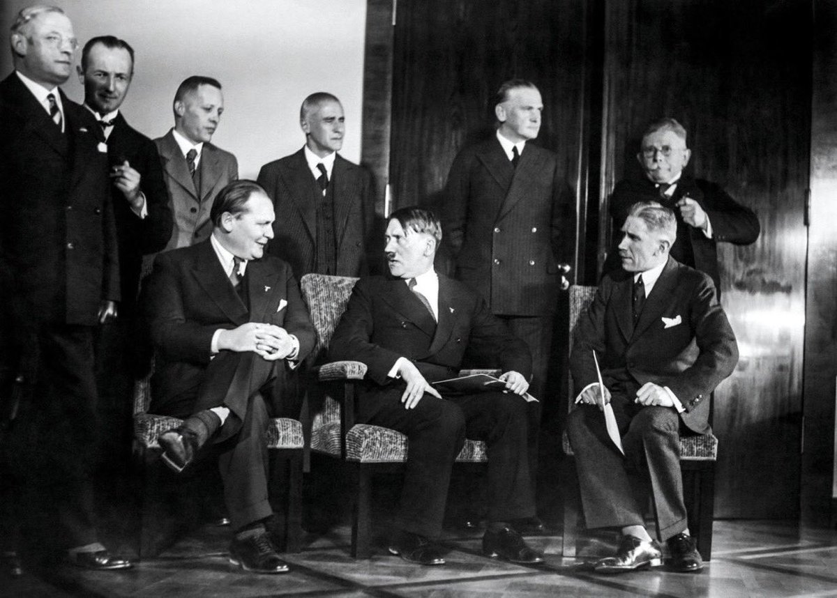 enzomazza's tweet image. 1) 2025 i CEO delle big tech alla corte del potente di turno.

2) 1935 gli industriali tedeschi alla corte del potente di turno. 

#Trump #Bigtech