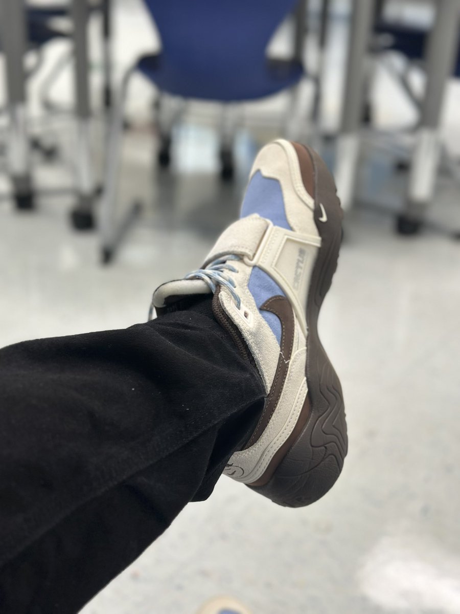 robbin_uzumaki's tweet photo. #FIREFRIDAYS #schooledition
Had to rock the color of my chosen house for work. Of course I had to go with the blue as my house.
👟: Nike Field Jaxx x Travis Scott: Leche Blue https://t.co/QLu4zXKgvZ