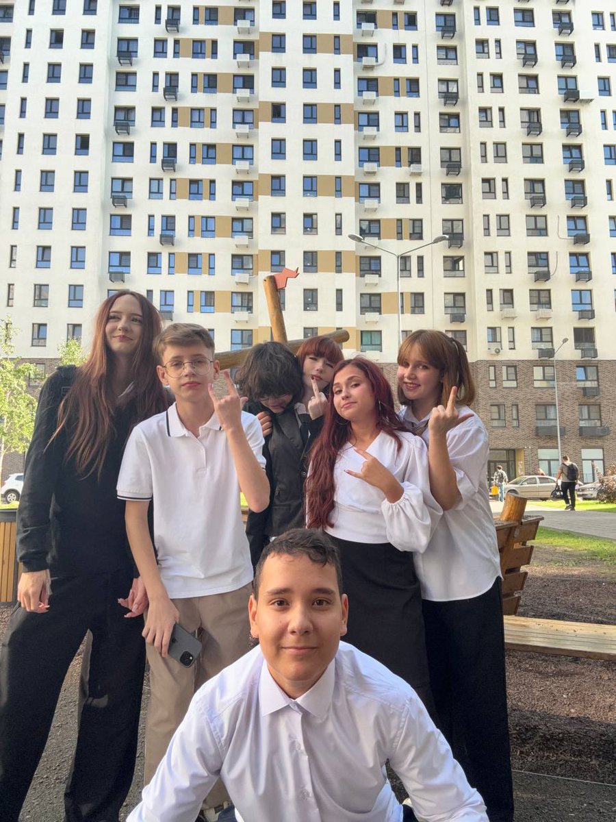 оценКу нашей крутой кошмпашке восьмиклассников на первое сентября (черный лохматый изгой, потому что он в седьмом) и моему аутфитикУ