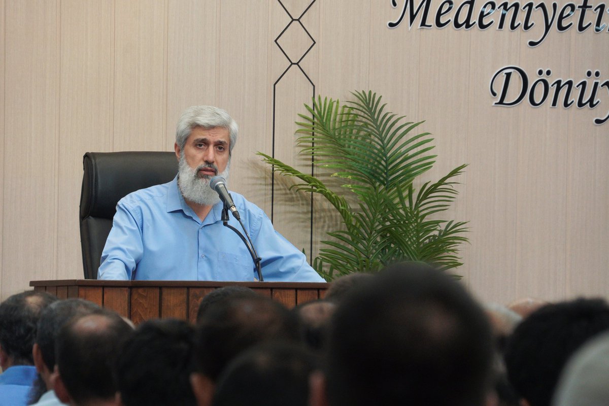 Alparslan Kuytul Hocaefendi'nin Necm Suresinin tefsirine devam ettiği bu haftaki dersi, halkın yoğun katılımı ile devam ediyor.

NecmSuresi TefsirDersi
#AlparslanHocaylaTefsirDersi