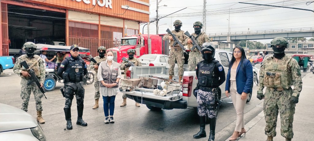 ecu911sambo's tweet photo. La coordinadora zonal 5-8 del @ECU911_, Patrizia Parodi, participó del operativo en el que @PoliciaEcuador y @FFAAECUADOR desintalaron  cámaras clandestinas en la Isla Trinitaria, sur de #Guayaquil.

@goberguayasecy y @ATM_Transito participaron de la acción que estuvo monitoreada permanentemente gracias a la #InteroperabilidadECU911 vigente en la ciudad.

#ECU911BrindaSeguridadIntegral