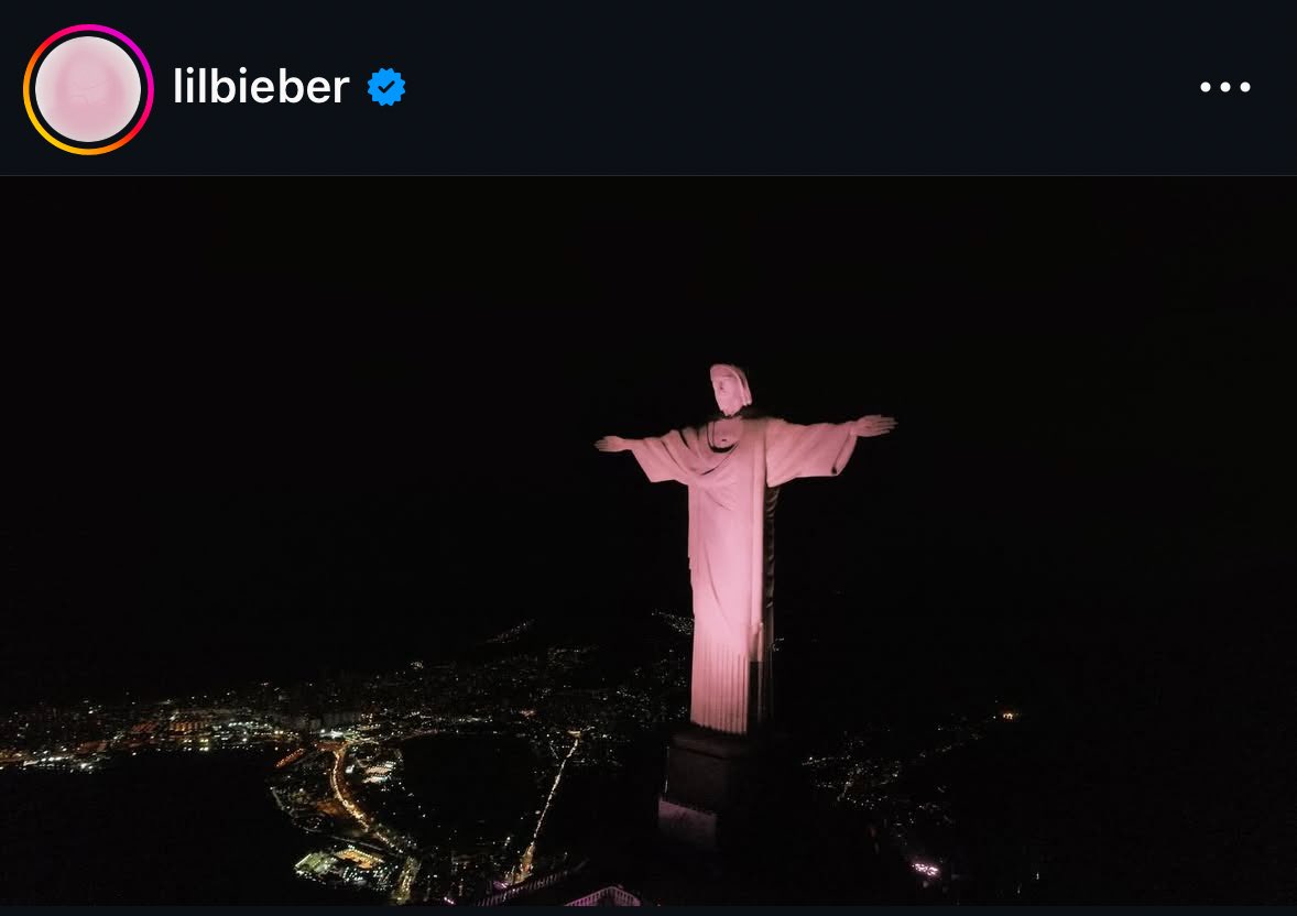 PfollowJBHelp's tweet image. OH GENTE 🥹 🇧🇷| Justin Bieber atualizou seu feed do Instagram com uma foto do Cristo Redentor (Rio de Janeiro, Brasil) iluminado em tom rosa, divulgando seu novo álbum ‘SWAG II’.