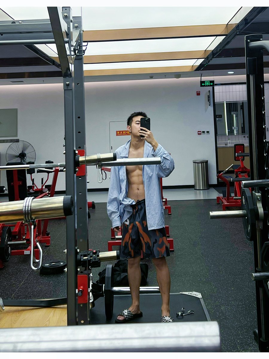 想做一个身体和心理都很健壮的大男孩
永远少年永远阳光永远有人爱

约炮和玩得开当然是最青春洋溢的事情吧