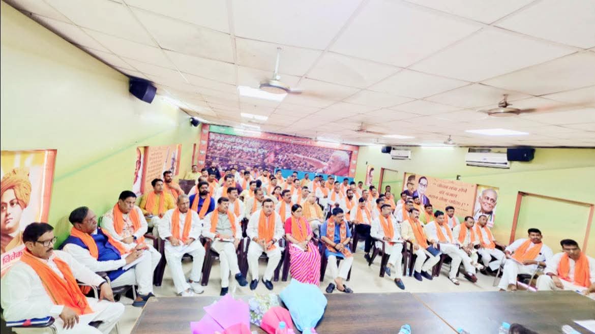vijayptpsingh's tweet image. आज अवध क्षेत्रीय कार्यालय पर सेवा पखवाड़ा,आगामी त्रिस्तरीय पंचायत चुनाव,स्नातक/शिक्षक विधानपरिषद चुनाव, अनुसूचित जाति युवा संवाद,स्वदेशी जन जागरण एवं मतदाता सूची शुद्धीकरण के निमित्त संगठनात्मक क्षेत्रीय बैठक को माननीय प्रदेश महामंत्री संगठन श्री धर्मपाल सिंह जी ने  संबोधित किया।