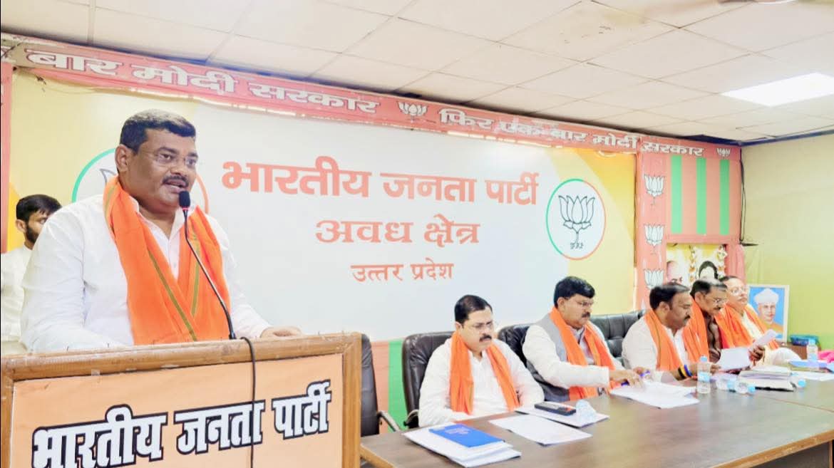 vijayptpsingh's tweet image. आज अवध क्षेत्रीय कार्यालय पर सेवा पखवाड़ा,आगामी त्रिस्तरीय पंचायत चुनाव,स्नातक/शिक्षक विधानपरिषद चुनाव, अनुसूचित जाति युवा संवाद,स्वदेशी जन जागरण एवं मतदाता सूची शुद्धीकरण के निमित्त संगठनात्मक क्षेत्रीय बैठक को माननीय प्रदेश महामंत्री संगठन श्री धर्मपाल सिंह जी ने  संबोधित किया।