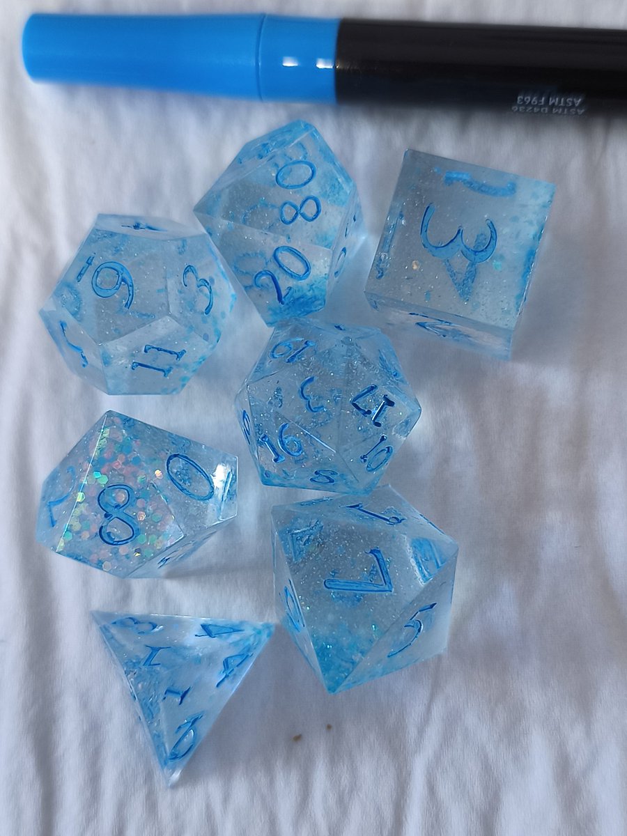 fraeulein_wahn's tweet image. Nicht neu, aber endlich auch mit angemalten Zahlen 😁

#epoxy #resin #art #dice #DnD