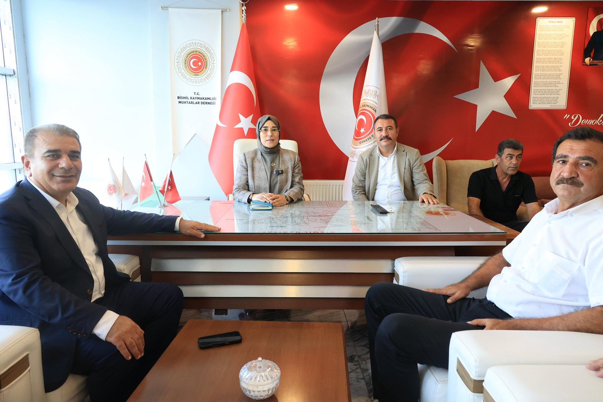 CYAZMAC's tweet photo. 📍 #TürkiyeYüzyılıBuluşmaları 

#Diyarbakır'ın güzel ilçesi #Bismil'de Muhtarlar Derneği Başkanımız Veysi Fidan ve kıymetli muhtarlarımızla bir araya geldik. 

Devlete açılan ilk kapı olan muhtarlarımızın görüş, öneri ve taleplerini AK Parti Bismil İlçe Başkanımız Muzaffer Cengiz Özaydın, İlçe Kadın Kolları Başkanımız Havva Akyıldız, İlçe Gençlik Kolları Başkanımız Ozan Pınar ile dinledik. 

Hemşehrilerimize hizmet yolunda birlikte, güçlü adımlarla ilerliyoruz.  Programa katılım sağlayan muhtarlarımıza şükranlarımı sunuyorum. 

#HepBirlikteGüçlüTürkiye

@RTErdogan @Akparti @abuyukgumus @acarfaruka @Kepoluasuna @mehmetsaityaz @GalipEnsarioglu @omer_iler @mervenurseyit @mucahit_cakmak_ @cmlmehmetoglu @Muzafferozydin @HavvaAkyildiz3 @ozanpinar21 @AkPartiBismil @BismilAkgenclik