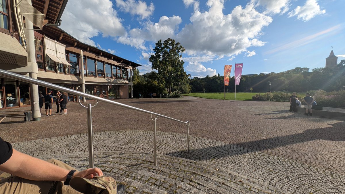 Chilling pre con vibes