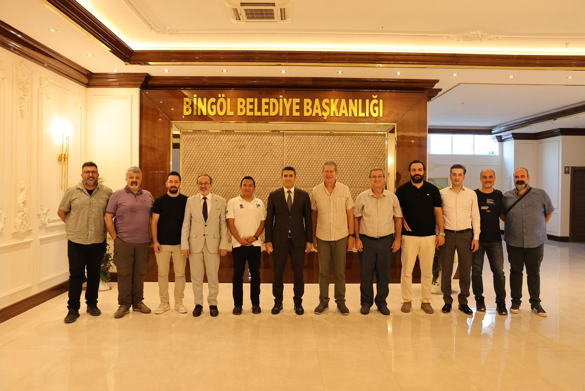 Erdalarikan12's tweet photo. Bingöl Üniversitesi Rektörümüz Prof. Dr. Erdal Çelik, Meksika’dan Prof. Dr. Gerardo Suárez Reynoso ve Prof. Dr. Armando Cuéllar Martínez ile Türkiye’den Prof. Dr. Tuncay Taymaz, Prof. Dr. Orhan Dede Polat, Dr. Öğr. Üyesi Kenan Akbayram, Dr. Öğr. Üyesi Sadık Varolgüneş ve Dr. Öğr. Üyesi Uğur Eren Yurtcan’dan oluşan heyeti belediyemizde misafir ettik. 

Bingöl Üniversitesi Enerji, Çevre ve Doğal Afet Çalışmaları Uygulama ve Araştırma Merkezi öncülüğünde yürütülen Deprem Erken Uyarı Sistemi Pilot Projesi kapsamında yürütülen çalışmalar ve 
sistemin kurulumu, erken uyarı mekanizmalarının işleyişi ve bölgedeki risk analizleri hakkında çok değerli bilgiler aldık. 
 
Belediyemiz ile yürütülecek iş birliği alanları, saha uygulamaları ve projenin sürdürülebilirliğini de etraflıca istişare ettik.

Rektör hocamıza ve kıymetli heyetimize böylesi hayati öneme sahip bir proje üzerine verdikleri emeklerden dolayı teşekkür ediyorum. Rabbim hayırlı sonuçlar almayı nasip eylesin.
