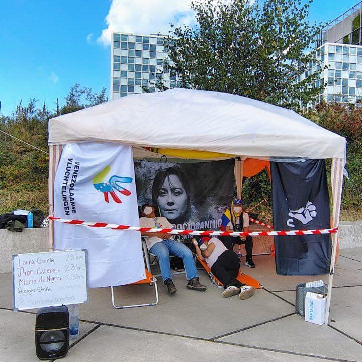 Es importante que el mundo sepa que a esta hora, un grupo de venezolanos se mantiene en huelga de hambre frente a la Corte Penal internacional para exigir justicia y que se ordene la la captura de Nicolás Maduro por crímenes de lesa humanidad. 

¡VALIENTES! 👏🇻🇪