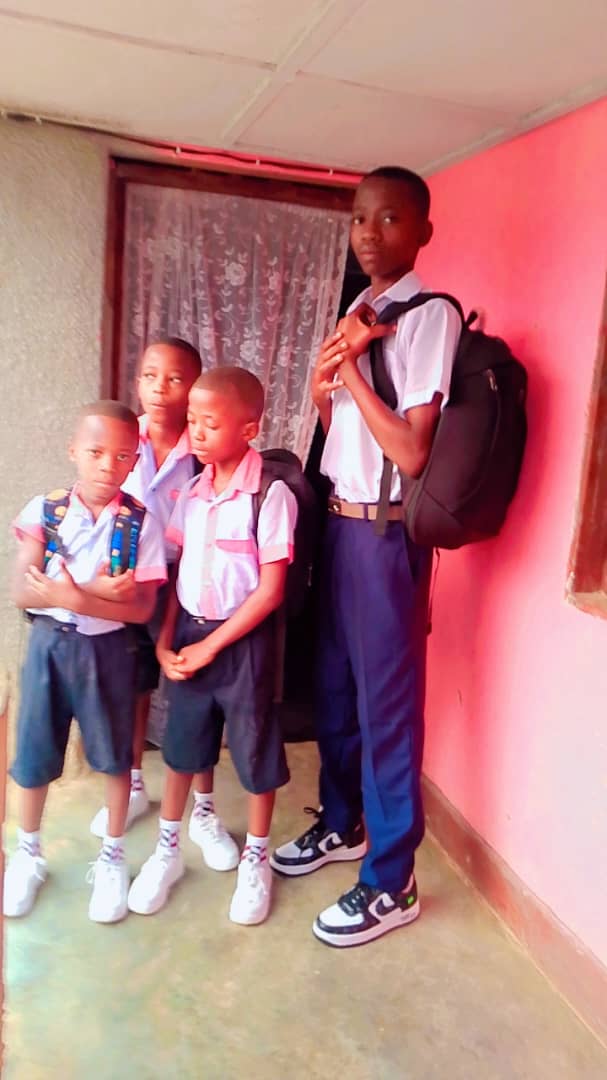 SalomonKalonda's tweet photo. Profondément ému et touché de voir les enfants de Me Dido Kakisingi en uniforme, heureux de faire leur rentrée scolaire. 
Le départ tragique de leur Papa, lâchement assassiné à #Kindu en novembre 2023, les a terriblement affectés, mais ils se sont relevés. 
Ils sont un modèle de résilience et un motif d'espoir pour toute la #RDC.
Je rends hommage à leur brave Maman, une vraie battante, le pilier de la famille, sans qui rien n'aurait été possible. 
Bonne année scolaire à eux et à tous les enfants du Congo !