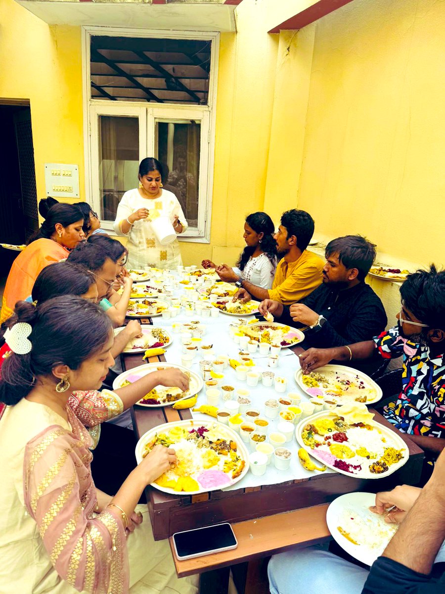 Pon Onam Ashamsigal Makkale!! Lab Onam dovetailed with Teachers day so double celebrations 🎉 Annual Sadya - the one time I get to pamper the students for their year-around ❤️ to lab and me.  One dish short of my 27 dish dream Sadya - next year 😀 Mahabali was happy, like us 😁
