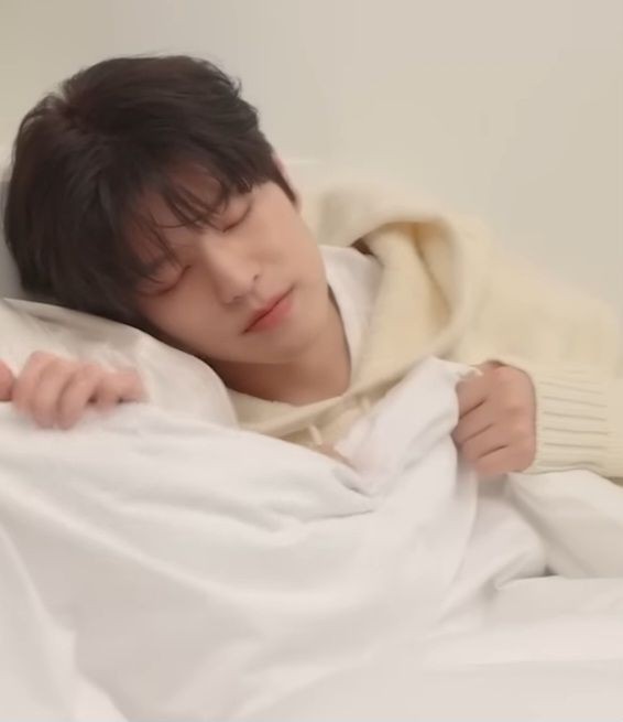 skyminivers's tweet photo. Chanmin two tweets au
 [ Cw // mention of kiss ]

- akak.. tidak boleh ya? https://t.co/9xOzl1zlXN
