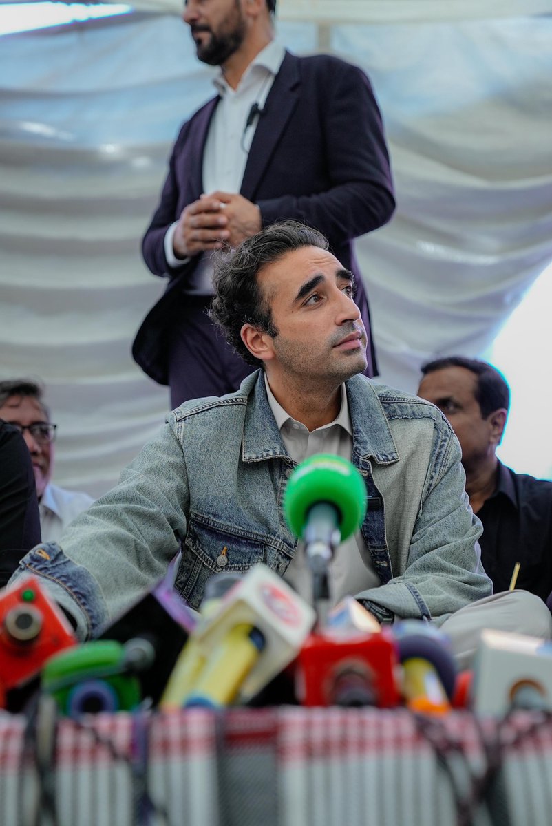 Chairman <a href="/BBhuttoZardari/">BilawalBhuttoZardari</a> visit to flood hit areas in #Punjab shows the kind of true leadership #Pakistan needs. He is standing with the people when it matters &amp; not indulging in petty politics